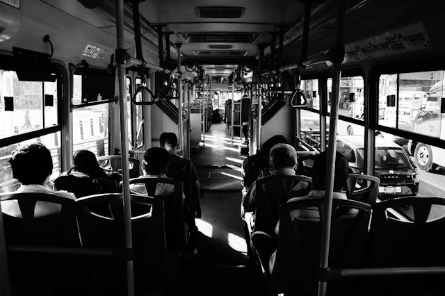 intérieur de bus sur fond noir et blanc